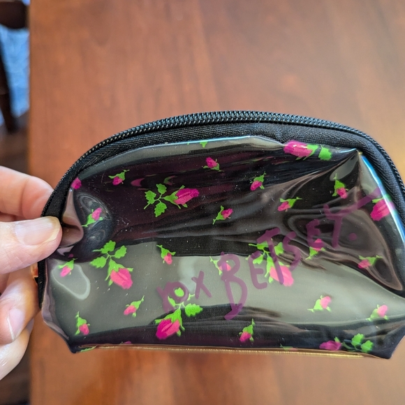 Betsey Johnson set of two cosmetic bags - Picture 2 of 10